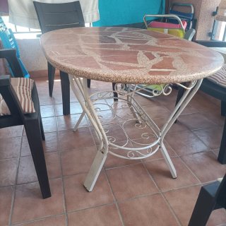 Mesa de piedra y hierro ovalada