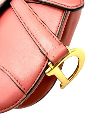 Bolso Christian Dior Mini Saddle Dorado Rojo