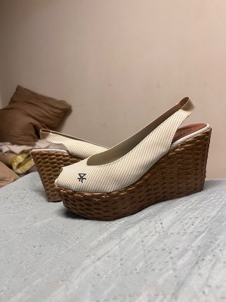 Sandalias cuña mujer beige y marrón