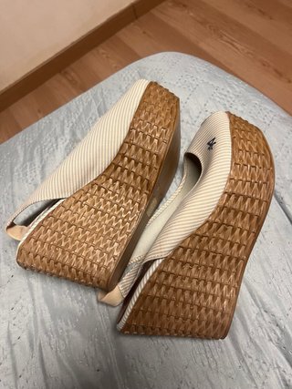 Sandalias cuña mujer beige y marrón