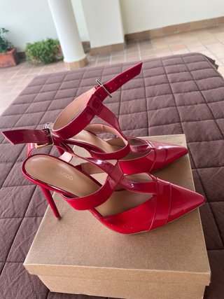 Zapatos rojos de tacón