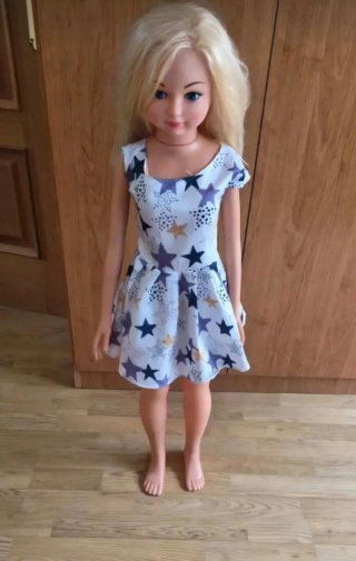 Muñeca grande rubia vestido estrellas