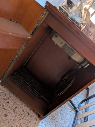 Máquina de coser Sigma con mueble