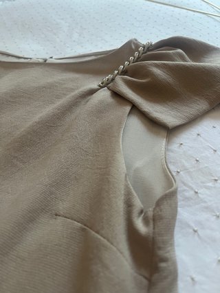 Vestido Zara beige talla M con cadena