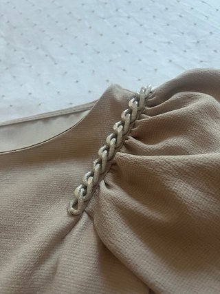 Vestido Zara beige talla M con cadena