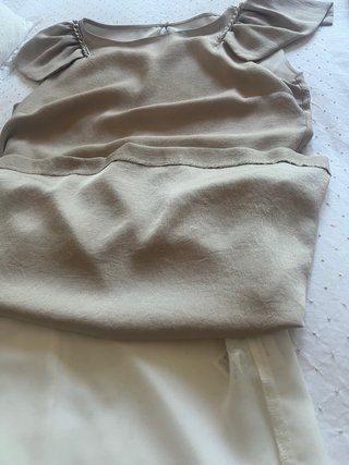 Vestido Zara beige talla M con cadena