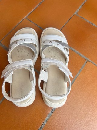 Sandalias Geox Blancas y Plateadas
