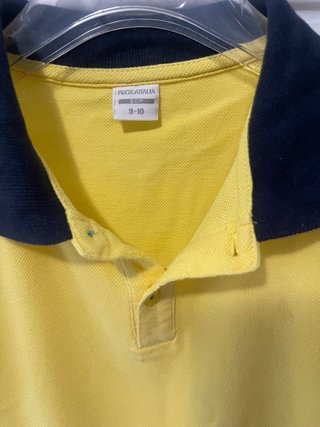 Polo giallo con colletto blu