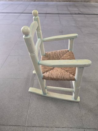 Mecedora infantil de madera y esparto