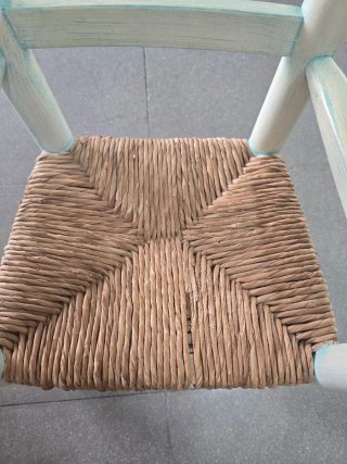 Mecedora infantil de madera y esparto