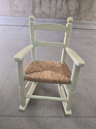 Mecedora infantil de madera y esparto