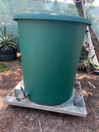 Depósito de agua verde