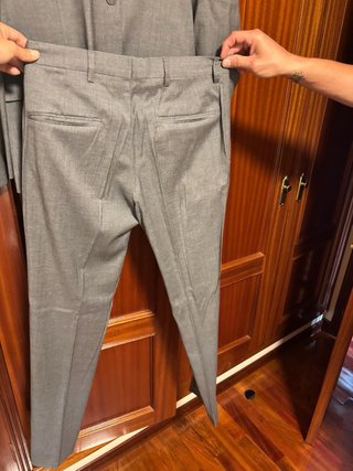 Traje de novio gris y camisa