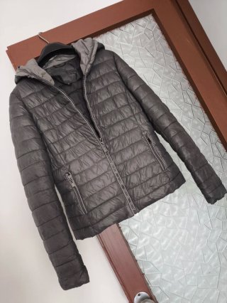 Cappotto grigio con cappuccio