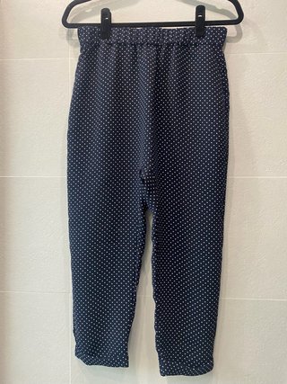 Pantalón bombacho azul con lunares blancos