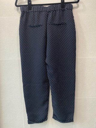 Pantalón bombacho azul con lunares blancos