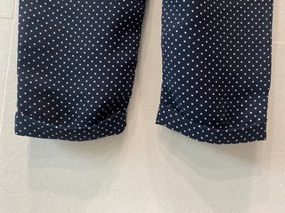 Pantalón bombacho azul con lunares blancos