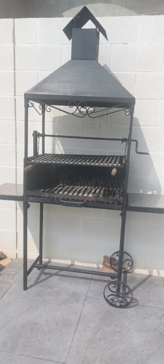 Barbacoa de metal negra