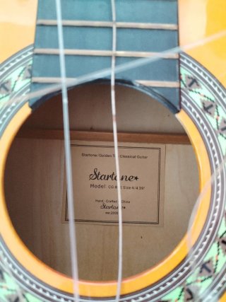 Funda guitarra antigua y guitarra rota