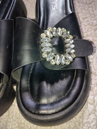 Sandali Keys neri con fibbia gioiello