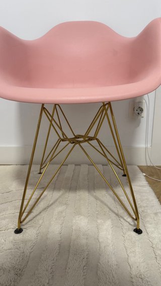 Silla rosa SKLUM con patas doradas  Escritorio