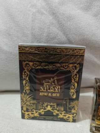 Perfume Abyat Al Qaid Negro y Dorado