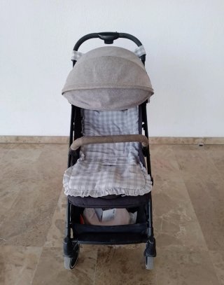Carrito de bebé gris