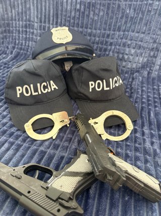 Pistolas de juguete, gorros policía y esposas