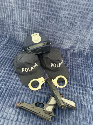 Pistolas de juguete, gorros policía y esposas