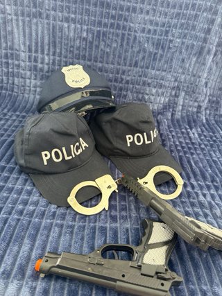 Pistolas de juguete, gorros policía y esposas