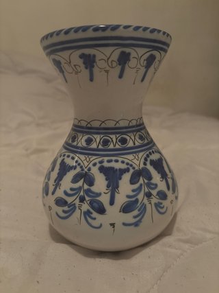 Jarrón de cerámica azul y blanco