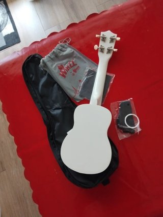 Ukelele WINZZ con funda y accesorios