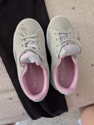 Zapatillas Puma niña y pantalón negro
