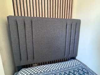 Cama individual tapizada gris