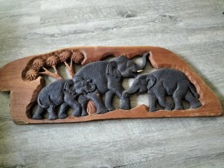 Cuadro de madera tallada de elefantes