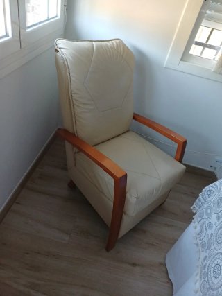 Sillón Beige Cuero y Madera