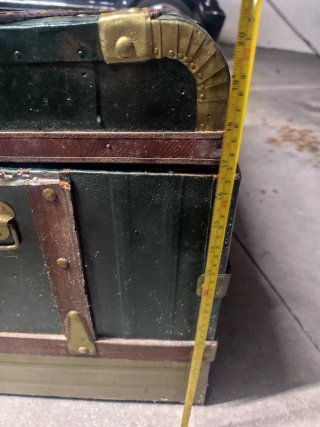 Baúl antiguo madera y metal está para restaurar.
