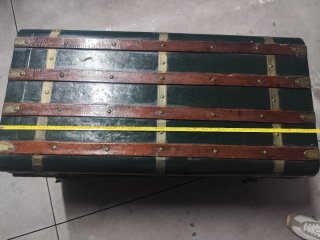 Baúl antiguo madera y metal está para restaurar.