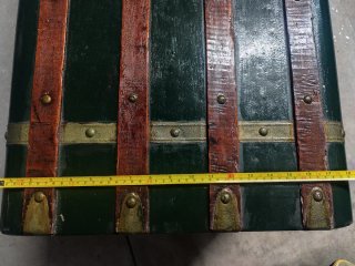 Baúl antiguo madera y metal está para restaurar.