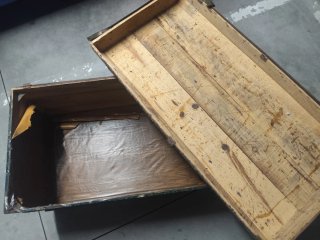 Baúl antiguo madera y metal está para restaurar.
