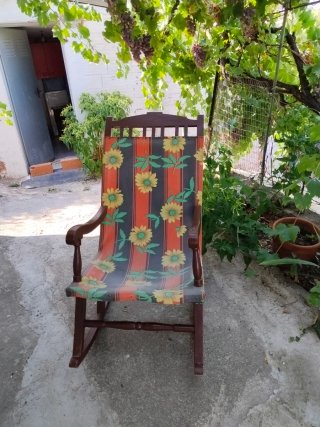 Mecedora antigua grande para restaurar