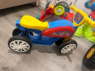 Juguetes para niños: Motos y Cesta Baloncesto