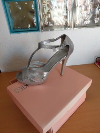 Zapatos de tacón plateados para fiesta