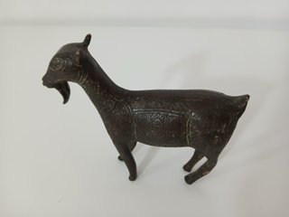 Antica statuetta capra in bronzo massiccio