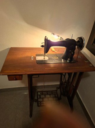 Máquina de coser Alfa antigua