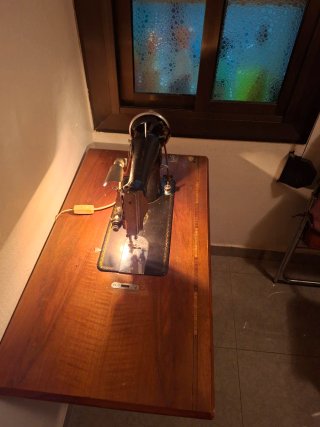 Máquina de coser Alfa antigua
