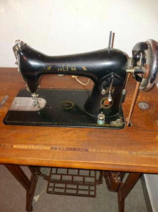 Máquina de coser Alfa antigua