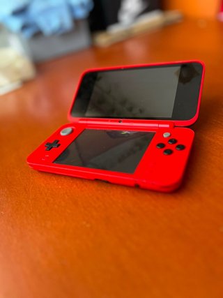 Nintendo 2DS XL Roja y Blanca .