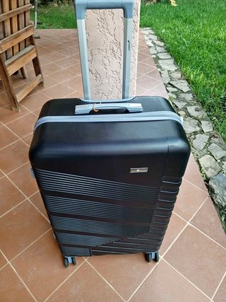 Maleta de viaje negra y gris