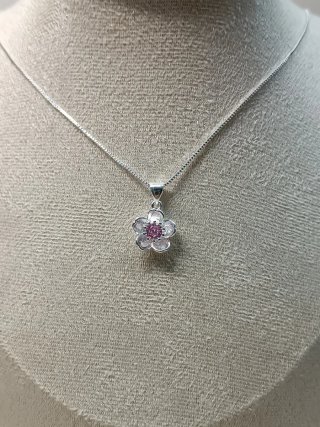 Collar con dije diseño de flor con circonita rosa.